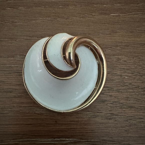 Vintage CROWN TRIFARI Brooch White Enamel Gold Tone Swirl Loop Mid Century - Picture 10 of 10